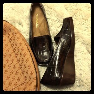 Aeresoles brown flats, loafers
